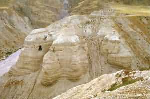 Одна из пещер недалеко от Мертвого моря, в которых были найдены Кумранские свитки