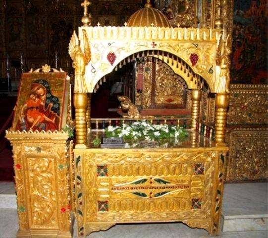 Сень с мощами прав.Лазаря и икона Киккской Божьей Матери в храме прав.Лазаря в Ларнаке, Кипр.