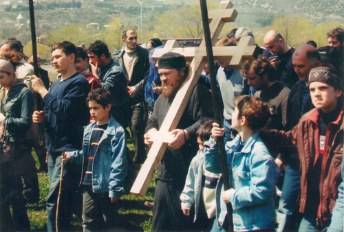 Отец Захария с паствой. Крестный ход на праздник Воздвижения Мцхетского Креста.
