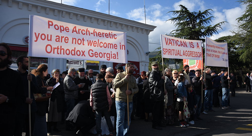 Акция протеста у стадиона в Тбилиси, где служит мессу Папа Римский