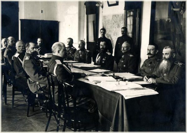 Император Николай II и командующие фронтами на заседании Ставки. 1916 год