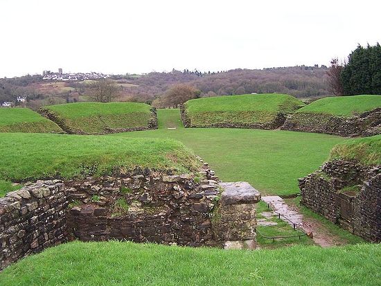 Остатки римского амфитеатра в Кэрлеон-он-Аск, Уэльс.