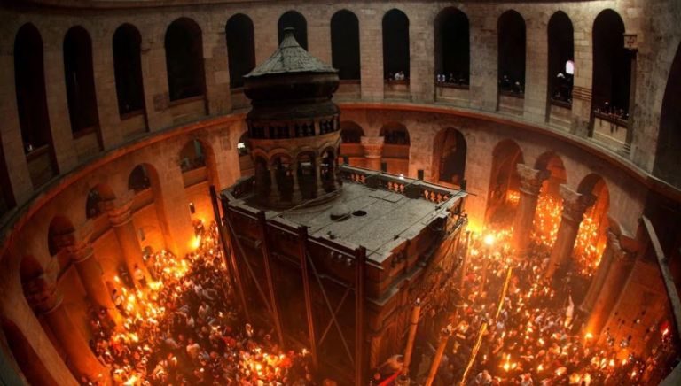 Ζωντανά η τελετή της αφής του Αγίου Φωτός από τον Πανάγιο Τάφο | tovima.gr